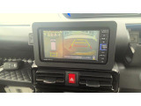 パノラマモニター画面です。シフトレバーのRポジションに連動して車両周囲を映し出します。