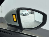●アウディサイドアシスト『後方の死角を並走する車両を検知しドアミラーの内側のLEDが点灯。ドライバーに注意を促し事故を未然に防ぐシステムです。』