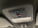 車内天井の赤い「SOS」ボタンは、事故・急病・危険を感じた際にワンプッシュでHonda緊急サポートセンターへつながる緊急通報機能です。
