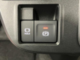 【電動パーキングブレーキ+オートブレーキホールド機能】 指先だけで簡単に操作が可能なパーキングブレーキ、スイッチを押すとブレーキペダルから足を離してもブレーキを保持できるオートブレーキホールド搭載。