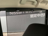 日射しをシャットアウトするロールサンシェードです