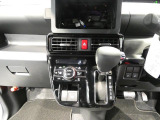 【インパネ中央】操作が分かりやすいシフトレバーとオートエアコンです。車内を常に適温に保ち、季節を問わず一年中快適にお過ごしいただけます。