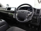 運転席と助手席間のウォークスルーが可能です。運転席側のドアを開けられない場合などに、助手席側のドアから乗り降りすることができます。