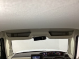 ルームミラー付近の天井にオプション装備のルーフコンソールがついています。ティシュや伝票など、よく使うアイテムをスマートの収納できます。