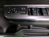 運転席から全ての窓の開閉ができます。ウィンドウロック機能はお子様のいたずら防止に有効です。