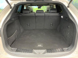 積み下ろしのしやすいデッキにはたっぷりと荷物を積み込んでいただけます。遊びから仕事まで、様々なシーンで頼れます♪