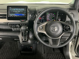 【ハンドル】運転にかかわる様々な操作を安全に行えるように視点移動が少なく操作性に配慮されたスイッチ類が凝縮されたコックピットです。