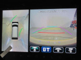 パノラミックビューモニター付きです。車両を上から見たような映像をディスプレイオーディオ画面に表示。運転席からの目視だけでは見にくい、車両周辺の状況をリアルタイムでしっかり確認できます。