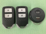 スマートキーを装備しています。鍵を差し込むことなくドアロックの開け閉めと、スタートボタン操作でのエンジンスタートができます。加えて、純正リモコンエンジンスターター用の操作キーもついています。