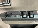 狭い駐車場で便利な電動格納ドアミラーが付いています。