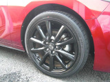 18インチ純正アルミホイールを装備。タイヤサイズは215/45R18となります。