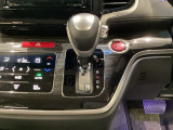 CVT車のセレクトレバーです。低速から高速まで、変速ショックのないスムーズな走りを実現するとともに、エンジン効率のよい領域を維持することで燃費にも貢献します。