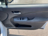 パワーウィンドウ装備です。運転席はオートになっているので、ワンタッチ開閉することが出来ます。