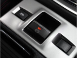 電動パーキングブレーキを採用。指で軽く引き上げればパーキングブレーキが掛かり、押すと解除ができます。