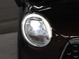 LEDヘッドライトには、対向車のヘッドランプなど前方の明るさを検知し、ハイビームとロービームを自動で切り替えるオートハイビーム(AHB)が装着されています。