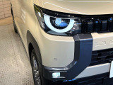 【LEDヘッドライト】悪天候や夜間走行時も良好な視界を確保し安心して運転できる高輝度LEDヘッドライトを装備!点灯速度が早く、消費電力も抑えられています。