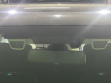 【アイサイトVer2】前方の車両等を検知し、衝突しそうな時は警報で注意を促し、ブレーキを踏む力をサポート。ブレーキを踏めなかった場合は衝突被害軽減ブレーキが作動、衝突回避をサポートします。