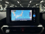 ディスプレイオーディオやカーナビは、現代のドライブにおいて欠かせない装備のひとつです。初めての場所でも迷いにくく、快適なルート案内で運転をサポートします。移動中のエンターテインメント性も高まります。