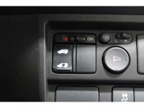 【左電動スライドドア】力を入れずにラクラクドア開閉♪左側電動スライドドア装備車両◎右側スライドドアは手動開閉です。狭い駐車場での乗り降りもラクラク♪挟み込み防止機構装備でお子様の乗り降りも安心◎