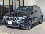 BMWのフラッグシップSUVとして存在感を放つX5。力強さと上質さを兼ね備えた堂々としたスタイリングが魅力です。
