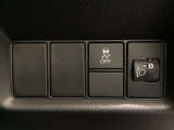 ハンドルの右側にはヘットライトリベライザーとVSA(ABS+TCS+横滑り抑制)の解除スイッチがついています。ヘッドライトリベライザーは道路状況や積荷の加重に応じてライトの高さを調節できます。