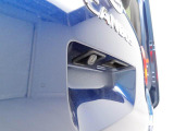 バックカメラ:運転席から見えにくい車の後方をカメラの映像を通して確認できます。駐車や切り返しが安心して行えます。(連動するナビ等の取り付けが必要になります)