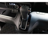 インパネシフトだから視線の移動も少なく足元もスッキリ♪運転席もゆったりしているのでゆとりを持ってドライブできますね!
