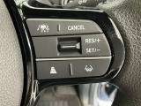 アクセルから足を離しても設定したスピードを保ち走行し、高速道路での疲労軽減に役立つクルーズコントロール付きです!