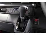インパネシフトだから視線の移動も少なく足元もスッキリ♪運転席もゆったりしているのでゆとりを持ってドライブできますね!