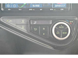 一度お好みの温度に設定すれば、車内の温度を検知し風量や温度を自動で調整。暑い&hellip;寒い&hellip;と何度もスイッチ操作をしなくても大丈夫です。