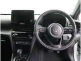シックな色使いの運転席周りです!すっきりとしたデザインで上品な色使いです。居心地の良い運転席、長く座ってられるリラックスできるデザインがいいですね♪