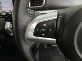運転中の快適さと安全性を高めてくれる、ステアリング左側の便利なスイッチ類を装備しています。  手元でオーディオの音量調整や選曲、モード切替などが行えるため、視線を大きくそらすことなく操作が可能です