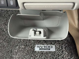 ちょっとした小物はこちらに収納できちゃいます!もちろん車検証などが収納できるグローブボックスも完備!