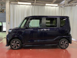 【スマートアシスト搭載車】 衝突回避支援ブレーキ機能(対車両・歩行者)、衝突警報機能(対車両・対歩行者)、誤発信抑制制御機能などのさまざまな機能で安全な運転をサポートします