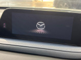 【8.8インチマツダコネクト】車内の雰囲気にマッチした大型のディスプレイ。スマホ接続でのナビ使用やBluetooth再生等、様々な機能が楽しめます。直感的なダイヤル操作が可能で、使い勝手も良好です。