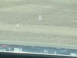 必要な情報を投影するヘッドアップディスプレイ(運転席前のガラス等に車速やナビ情報を投影する機能)。視線移動を抑え、速度やナビのルート案内、安全警告を直感的に確認。長距離運転でも疲れません。