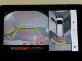 パノラミックビューモニター付きです。車両を上から見たような映像をモニター画面に表示。運転席からの目視では見にくい、車両周辺の状況をリアルタイムでしっかり確認できます。