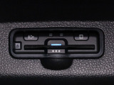 装備されているビルトインタイプのホンダ純正ETC車載器です。セットアップしてからご納車致します。ETCカードを差し込めば高速道路の出入り口ゲートを楽々通過出来ます。