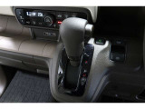 インパネシフトだから視線の移動も少なく足元もスッキリ♪運転席もゆったりしているのでゆとりを持ってドライブできますね!