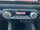 オートエアコンなので、風量の切り替えを自動調節し温度を保ってくれます☆運転席と助手席で温度変化出来ます。