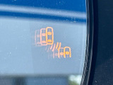 【ブラインドスポットモニター】走行中、ドアミラーの死角になりやすい箇所に後続車が接近するとサイドミラー付近に警告を表示、ドライバーに注意喚起をしてくれます。