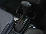 操作が簡単なシフトレバーですのでストレスなく運転が出来ますよ!