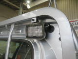 車内からボタン一つで、暗い場所での作業の際に荷台を照らす、LEDの大型荷台作業灯を採用。首振り機構付で荷台全体を照らします。