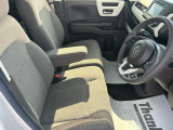乗り心地の良いフロントシートです。足回りも広々としておりますので、長時間の運転も疲れづらいですよ。