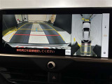 バックカメラの他に上から見下ろしたような画像が見れるアラウンド(全方位)モニター。前後左右を把握できる、すごい機能が装備されています!