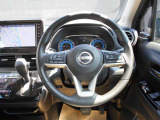 ステアリングハンドルです。オーディオコントロールスイッチが付いて運転中でも手元でオーディオの操作が出来て便利ですよ。