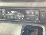 【オートエアコン】一度お好みの温度に設定すれば、車内の温度を検知し風量や温度を自動で調整。暑い&hellip;寒い&hellip;と何度もスイッチ操作をする必要はありません。快適な車内空間には必須の機能ですね♪