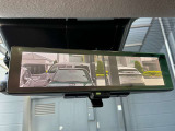 スマートルームミラーは、車両後方に設置されたカメラの映像を、ルームミラーに映し出すことで、死角をなくし、安全性を向上させることができます。また、夜間や雨天時でも、クリアな映像を映し出すことができます。