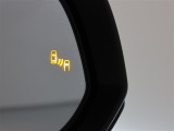 隣車線を走る車両をレーダーで検知し、ドアミラーでは確認しにくい後側方エリアに存在する車両に加え、急接近してくる車両も検知します。車両を検知するとドアミラーに搭載されたLEDインジケーターが点灯します。