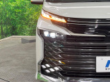 【LEDヘッドライト】悪天候や夜間走行時も良好な視界を確保し安心して運転できる高輝度LEDヘッドライトを装備!点灯速度が早く、消費電力も抑えられています。